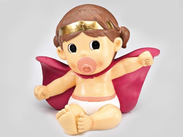 Figura, guardiola  bebé super heroína amb capa i panyals  7cm
